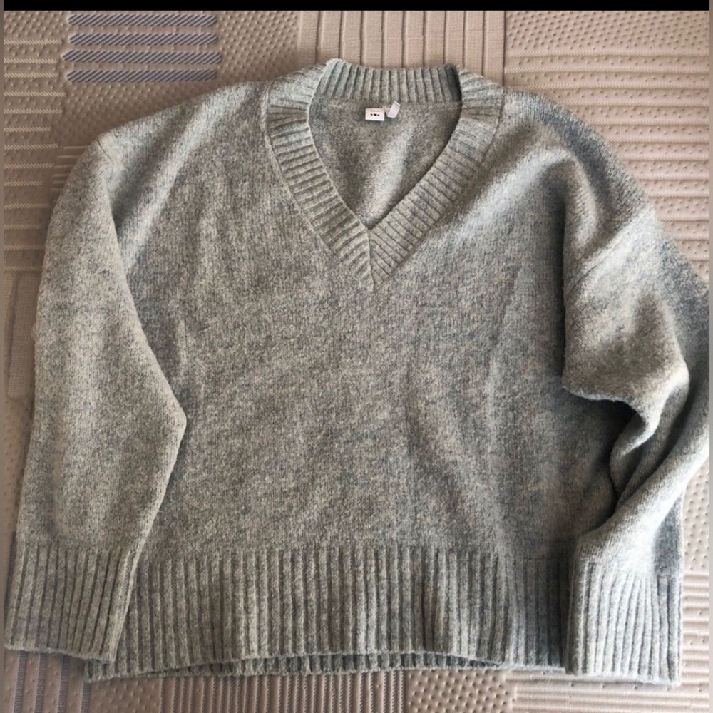 Simons light blue v-neck sweater, size M